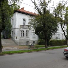 Altbau des Institut für Pflanzenphysiologie und Gartentor