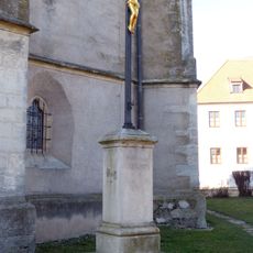 Kříž v Hnanicích vedle kostela svatého Wolfganga