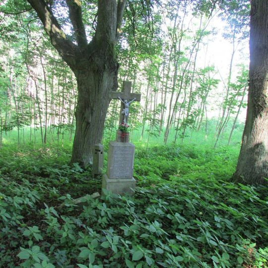 Kříž v lese v oblasti Na Kopci mezi Bukovou a Batelovem