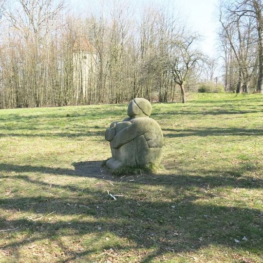 Socha sedící postavy na louce u aleje k zámku Lemberk