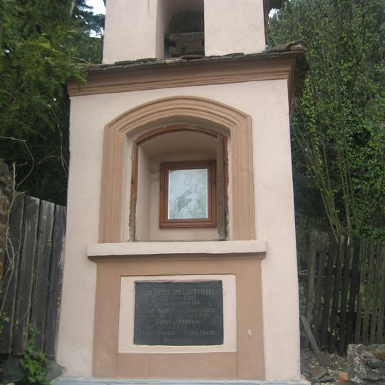 Kaplička s deskou padlým v 1.světové válce v osadě Dřevce