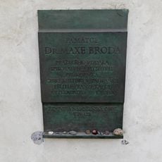 Pamětní deska Maxe Broda na novém židovském hřbitově na Olšanech