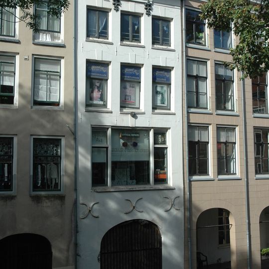 Pand met getande lijstgevel aan de Oudegracht zijde