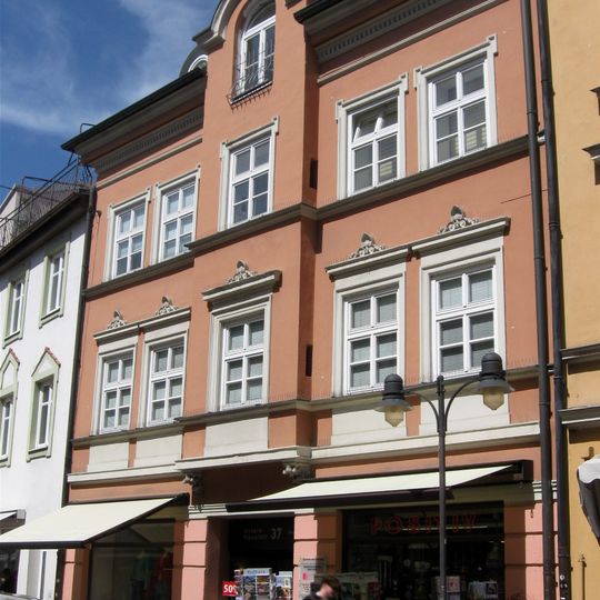 Wohn- und Geschäftshaus