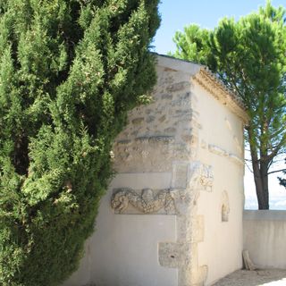 Porte de ville et chapelle du cimetière