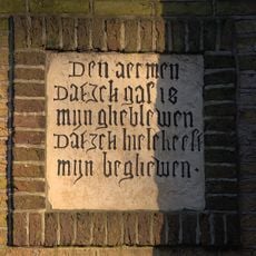 Gevelsteen van het vroegere weeshuis