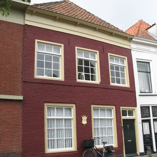 Pand met recht afgesloten gevel onder schilddak