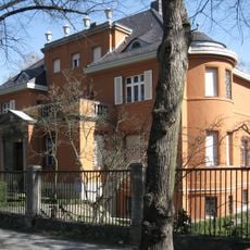 Villa Jandorf mit Garage und straßenseitiger Einfriedung