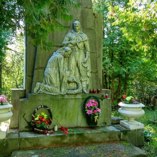 Братская могила советских воинов, погибших в борьбе с фашистскими захватчиками, в которой похоронены Герои Советского Союза С.Я. Киреев и П.П. Борисов