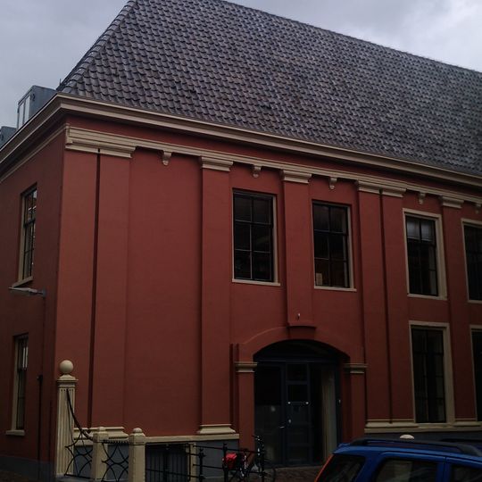 Pand dat deel uitmaakt van complex van drie panden, die drie zijden van een kleine binnenplaats omsluiten