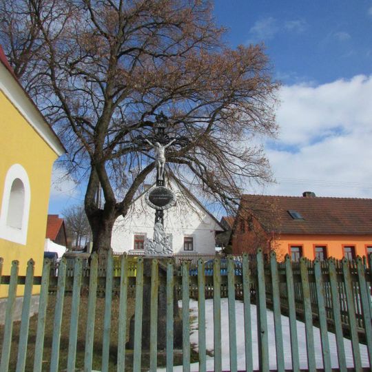 Kříž u kaple v Lesné