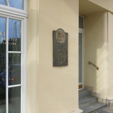 Pamětní deska Ivana Alexandroviče Gončarova na domě Mírové náměstí 83/3 v Mariánských Lázních