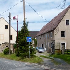 Wohnstallhaus, Scheune und Seitengebäude eines Dreiseithofes Am Anger 9