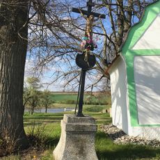 Kříž u kaple v Loukovicích