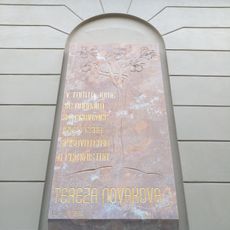 Pamětní deska Terezy Novákové na domě V tůních 525/16 v Praze