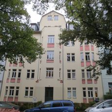 Mietshaus in geschlossener Bebauung mit Vorgarten Horst-Menzel-Straße 31