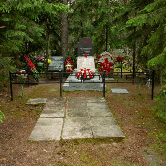 Братская могила советских воинов, погибших в борьбе с фашистами