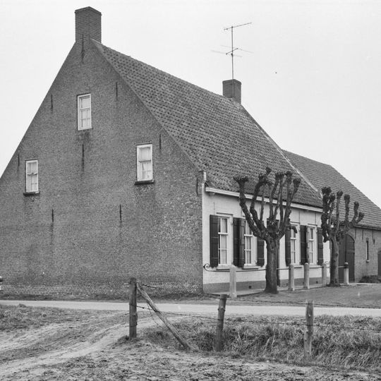 Pand waarvan de zuidgevel geelgepleisterd