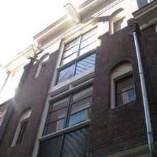 Pakhuis met gevel onder rechte lijst