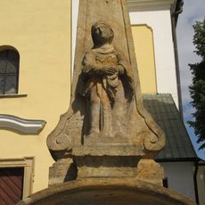 Kříž v Novém Malíně před kostelem