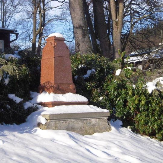 Pomník neznámého určení západně od Letních lázní v Karlově Studánce