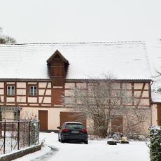 Hierzu Nebengebäude