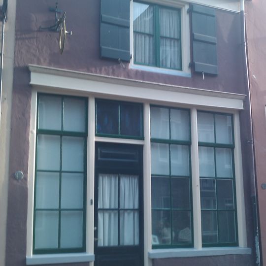 Pand met een in de 19e eeuw gepleisterde en van een kroonlijst voorzien geveltje xviii/xix