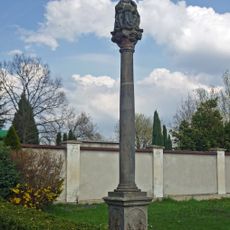 Sloup s Pietou u hřbitova ve Strupčicích