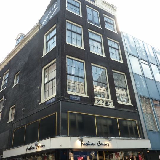 Hoekhuis met gebeeldhouwde verhoogde lijst met opzetstuk