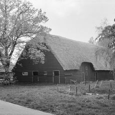 Forse boerenhoeve, woonhuis en schuur los van elkaar