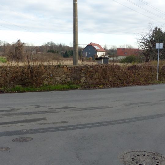 Einfriedungsmauern am Ortsausgang, auch als Begrenzung des Jämmchen-Teichs Großenhainer Straße -
