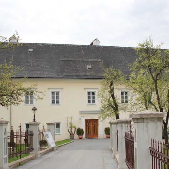 Pfarrhof, Stadtmauer und Wehrgraben