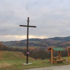 Dřevěný kříž u Janoušova vedle polní cesty
