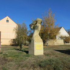 Kamenná plastika Na křídlech lásky v centru Března