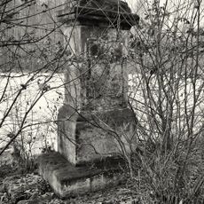 Podstavec ulomeného kříže u silnice 263 naproti domu 20 v Kerharticích