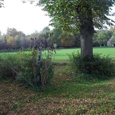 Kříž západně od Vícemile u rozcestí