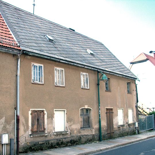 Wohnhaus in geschlossener Bebauung Großröhrsdorfer Straße 24