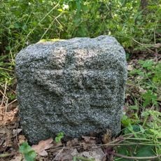 Borne frontière des justices de Cleppé et de Poncins