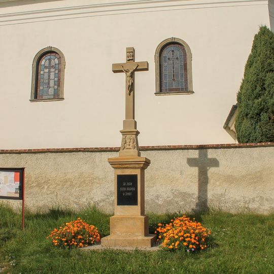Kříž v Horce nad Moravou před kostelem