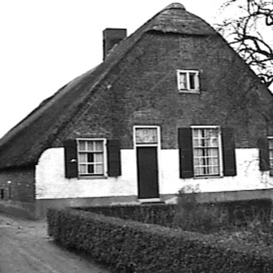 Boerderij onder rieten wolfdak