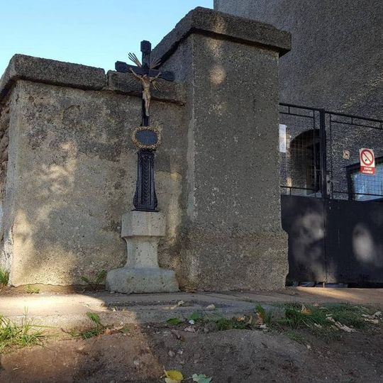 Kříž v Útvině u vchodu na hřbitov