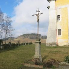 Kříž u kostela v Lobendavě