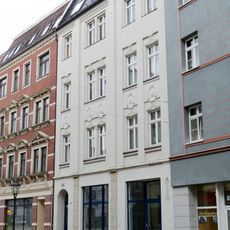 Wohn- und Geschäftshaus in geschlossener Bauweise Hauptstraße 64