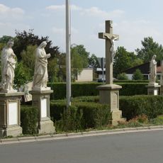 Figurengruppe mit Wegkreuz
