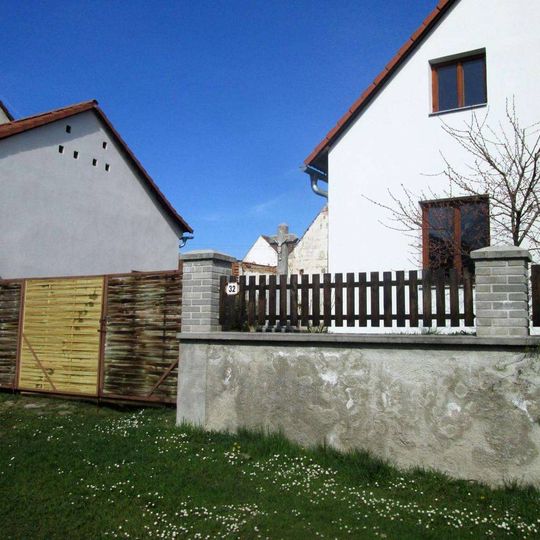 Kříž ve Veřechově v zahradě