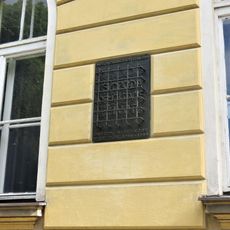 Pamětní deska obětem nesvobody 1948-89 na budově radnice v Čelákovicích