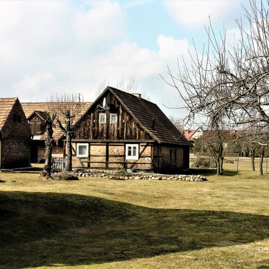 Schrotholzwohnhaus, Seitengebäude, Werkstattgebäude und Durchfahrtsscheune eines Bauernhofes Hüttenweg 7