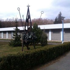 Socha v Plzni - Lobzích u rohu budovy střelnice