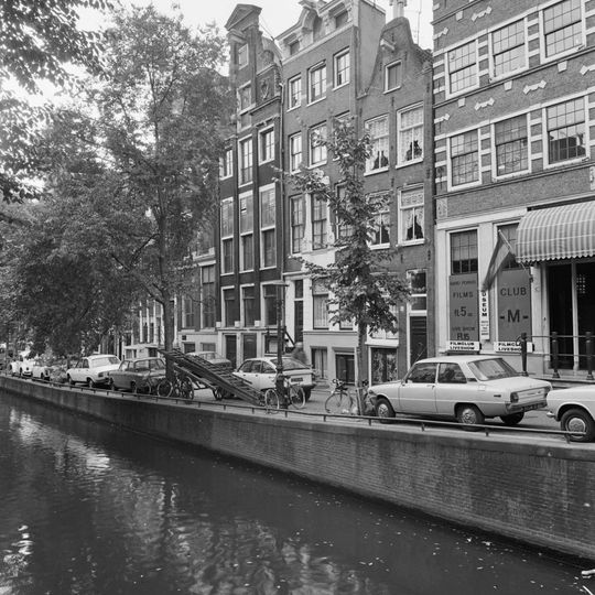 Pand met gevel onder in het midden verhoogde lijst met consoles