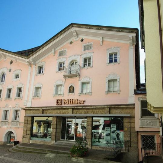 Wohn- und Geschäftshaus